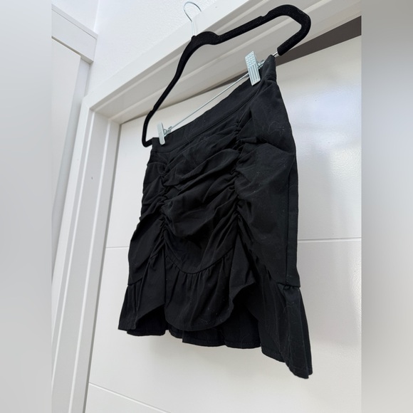 Black Ruched Mini Skirt with Ruffle Hem Chic & Flirty Dress Up Or Down Size M - Picture 4 of 7